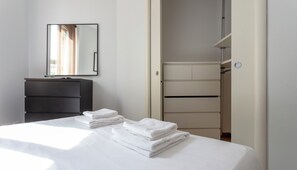 A hotel room with a bed, a dresser, a mirror, and a wardrobe. - Italianway - Abruzzi 19 (Milan)
