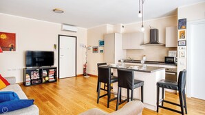 A modern apartment with a living room, dining area, and kitchen. - Italianway Comfort - Salasco 18 (Milan)