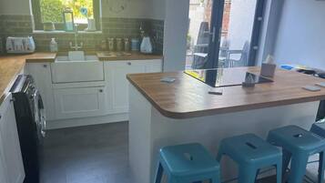 Basic House, Multiple Beds | Private kitchen | Fridge, microwave, oven, stovetop