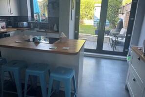 Casa básica, varias camas | Cocina privada | Refrigerador, microondas, horno y parrilla de estufa 