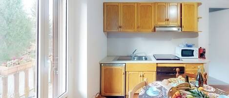 Kühlschrank, Mikrowelle, Ofen, Herdplatte