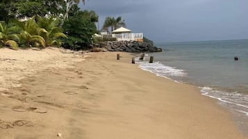En la playa, camastros y toallas de playa