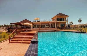 Una piscina al aire libre