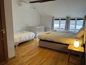 10 bedrooms, travel crib, WiFi, bed sheets