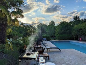 Una piscina al aire libre, una piscina climatizada