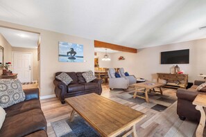 Apartment, Mehrere Betten, Terrasse, Gartenblick ( Mulligans Escape) | Wohnbereich | 42-Zoll-Flachbildfernseher mit Digitalempfang