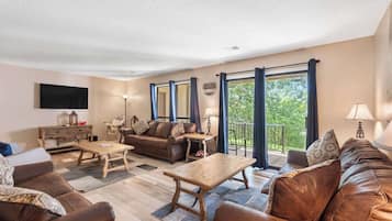 Condo, Multiple Beds, Patio, Garden View ( Mulligans Escape) | Living area