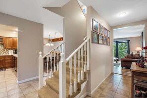 Apartment, Mehrere Betten, Terrasse, Gartenblick ( Mulligans Escape) | Innenbereich