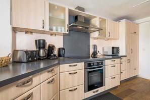 Frigorífico, microondas, horno y placa de cocina