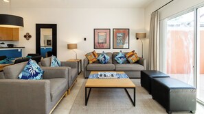 Townhome, Berbilang Katil, Hot Tub, Garden View (Enchanted Tiki Cottage) | Ruang tamu | 42 inci televisyen skrin rata dengan digital 