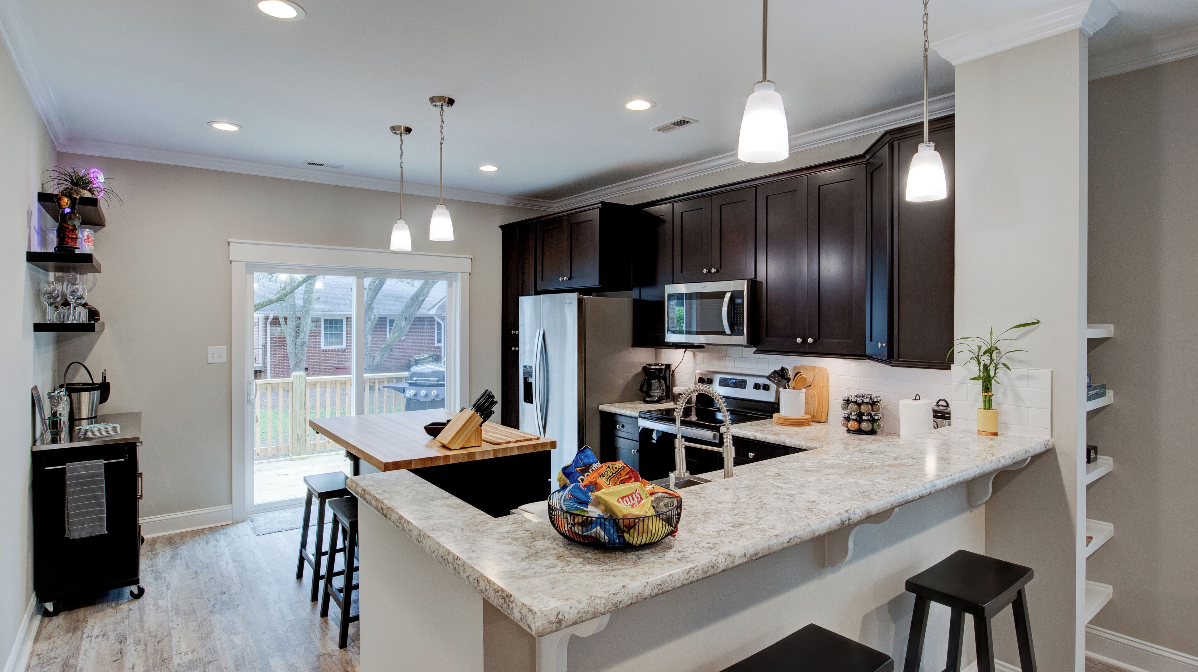 Fridge, microwave, oven, coffee/tea maker