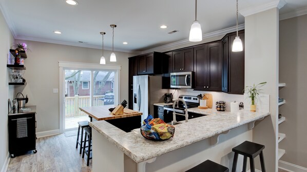 Kühlschrank, Mikrowelle, Ofen, Wasserkocher mit Kaffee-/Teezubehör