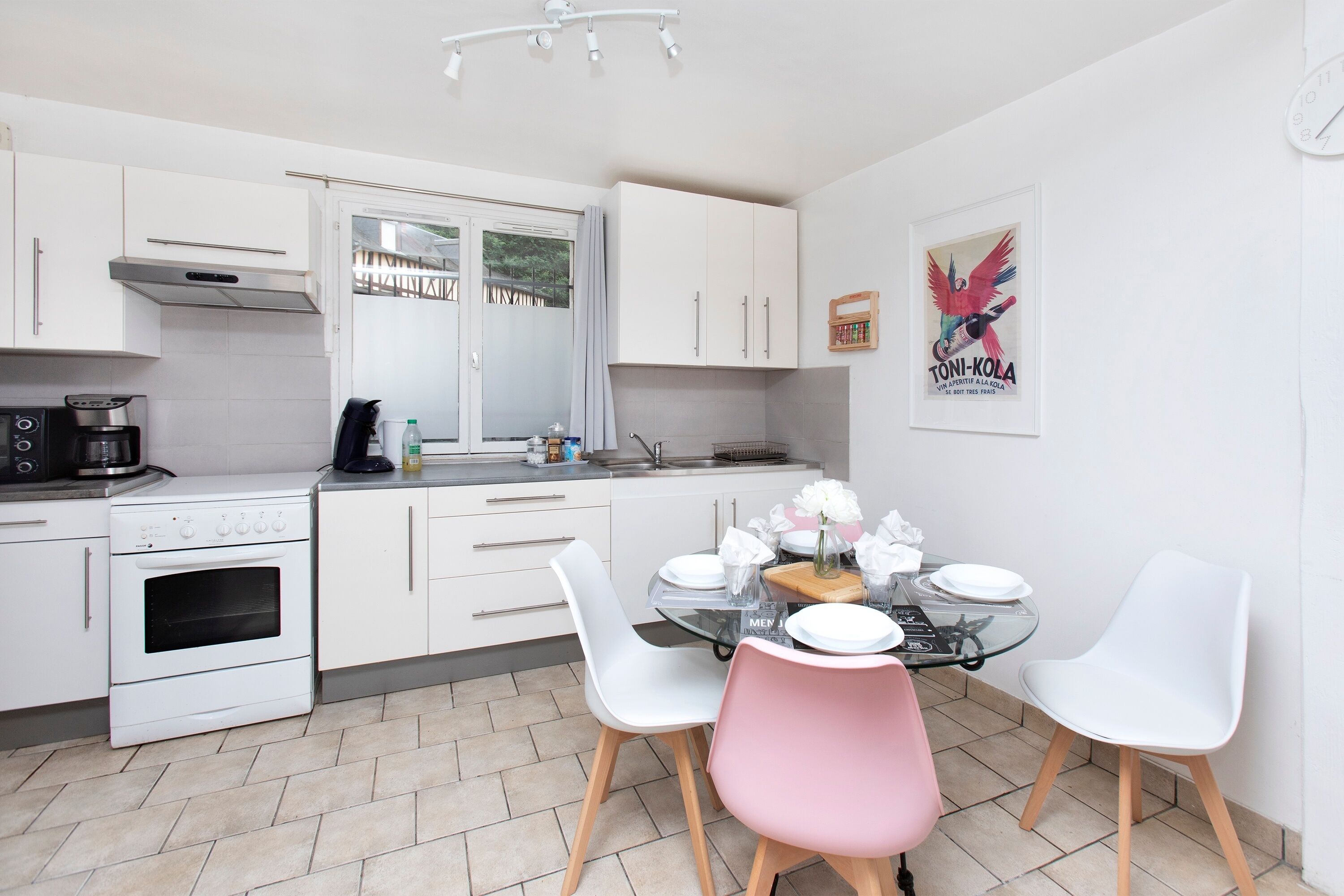 Réfrigérateur, micro-ondes, four, cafetière/bouilloire