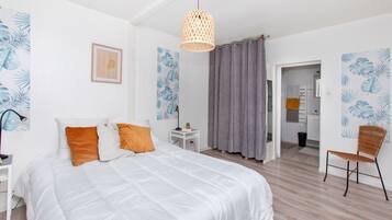 1 slaapkamer, een strijkplank/strijkijzer, beddengoed