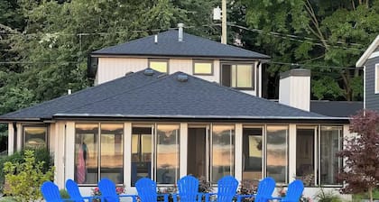 Modern Lakefront Gun Lake Cottage Near Bay Pointe Inn