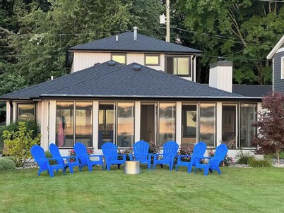 Modern Lakefront Gun Lake Cottage Near Bay Pointe Inn