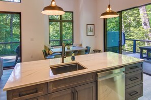 Interior - Modern Cabin w/ Hot Tub & Fire Pit in Fairview! (Fairview)