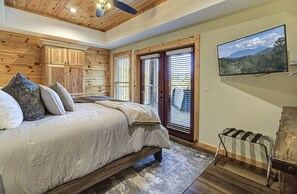 5 bedrooms, desk, iron/ironing board, free WiFi