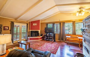 Televisión y chimenea 