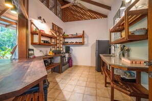 Kühlschrank, Ofen, Herdplatte, Wasserkocher mit Kaffee-/Teezubehör