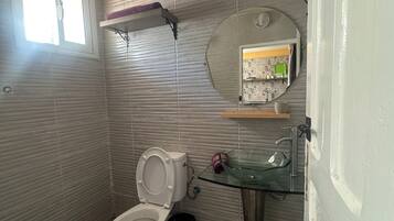 Dusch, hårtork, handdukar och tvål