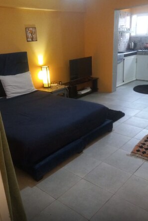 Een strijkplank/strijkijzer, wifi, beddengoed