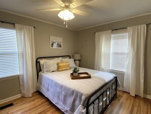 2 makuuhuonetta, työpöytä, silitysrauta/-lauta, vauvan matkasänky