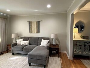 Älytelevisio, kirjoja, työhuone