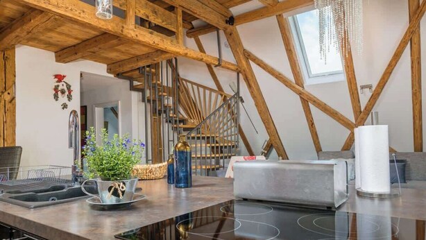 Eine moderne Küche mit Einbauherd, Spüle und einem Fenster über der Arbeitsfläche.