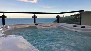 A hot tub with a view of the sea and a hill in the background. - Tiffany Home near Cefalù  (san nicola l'arena)