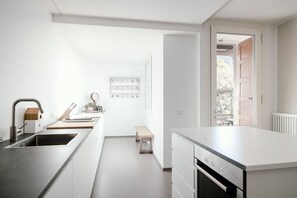 Een koelkast, een oven, een kookplaat, een vaatwasser