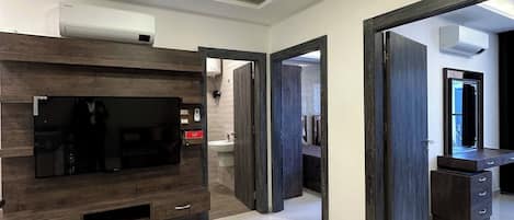 Apartment, 2 Bedrooms, Accessible, Smoking | Living room