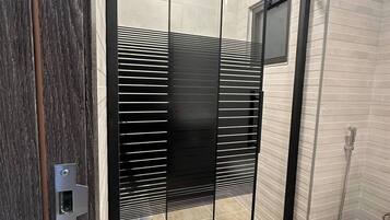 Apartment, 2 Bedrooms, Accessible, Smoking | Bathroom amenities