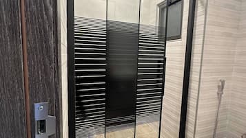 Apartment, 2 Bedrooms, Accessible, Smoking | Bathroom amenities