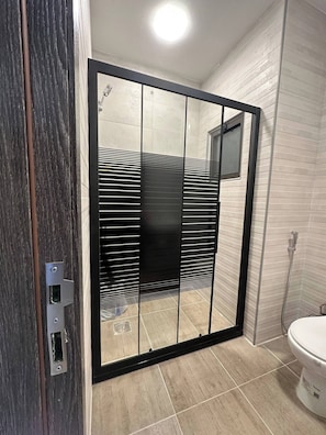 Apartment, 2 Bedrooms, Accessible, Smoking | Bathroom amenities