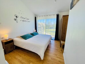 6 chambres, bureau, fer et planche à repasser, lit parapluie