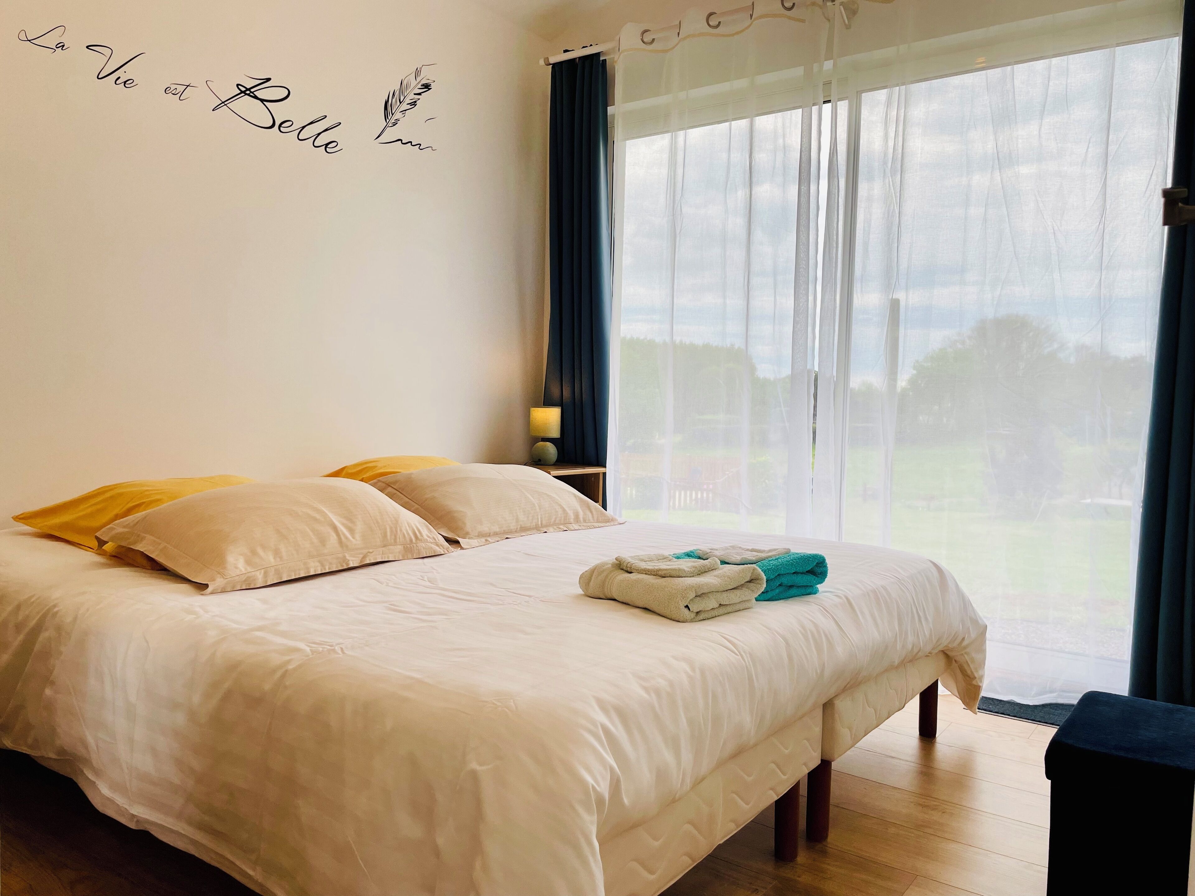 6 bedrooms, desk, iron/ironing board, travel crib