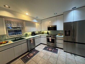 Microwave, oven, stovetop, dishwasher - Comfort Haven/King-Sized Bed/Near Nautical Mile- 20 minutes from JFK (Baldwin)