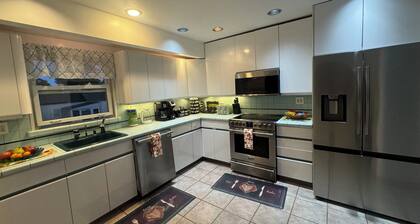 Comfort Haven/King-Sized Bed/Near Nautical Mile- 20 minutes from JFK