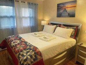 3 bedrooms, iron/ironing board, WiFi, bed sheets - Comfort Haven/King-Sized Bed/Near Nautical Mile- 20 minutes from JFK (Baldwin)