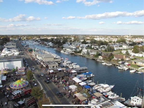 Marina - Comfort Haven/King-Sized Bed/Near Nautical Mile- 20 minutes from JFK (Baldwin)