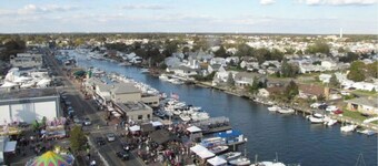 Comfort Haven/King-Sized Bed/Near Nautical Mile- 20 minutes from JFK 