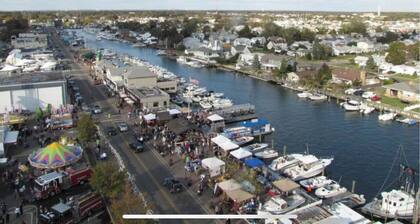 Comfort Haven/King-Sized Bed/Near Nautical Mile- 20 minutes from JFK