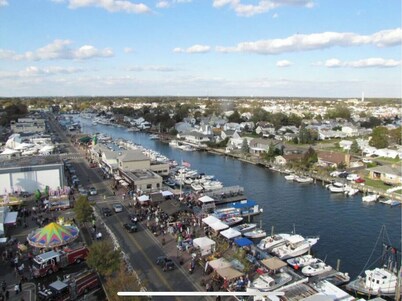 Comfort Haven/King-Sized Bed/Near Nautical Mile- 20 minutes from JFK 