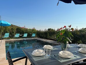 Una piscina al aire libre