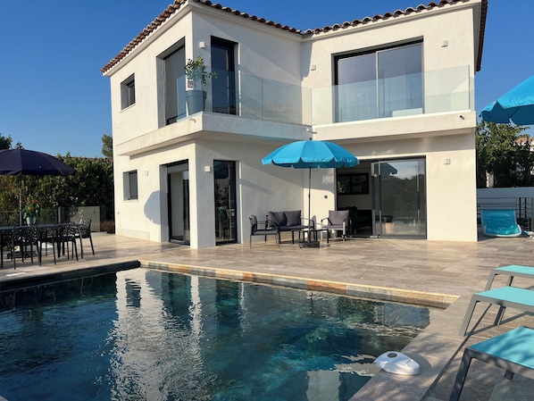 Una piscina al aire libre