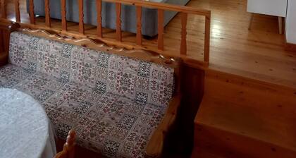 Cozy Traditional Greek one bed Flat, 7 min Away From Airport 50ft to the Beach