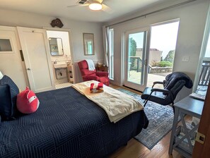 1 bedroom, desk, iron/ironing board, WiFi - Sparkling Clean, Private & Quiet! Amazing Ocean Views [3] (Brookings)