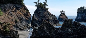 Sparkling Clean, Private & Quiet! Amazing Ocean Views [3]