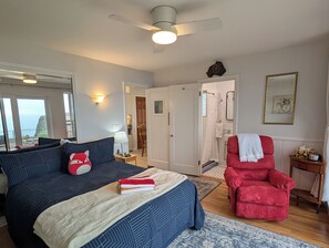 1 slaapkamer, een bureau, een strijkplank/strijkijzer, wifi